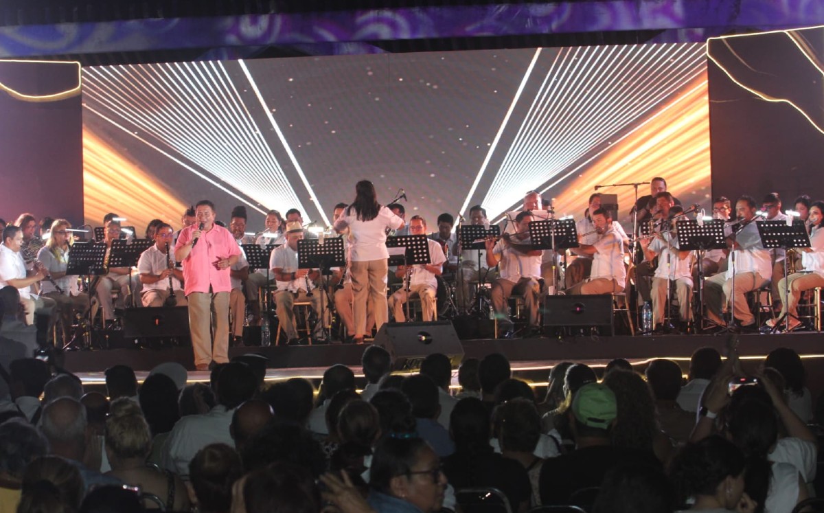 MilenioTam's tweet photo. La música de Roberto Cantoral iluminó #PlayaMiramar
La Plaza Gobernadores fue escenario de un emotivo homenaje al cantautor maderense, encabezado por el alcalde Erasmo González Robledo, junto a Roberto Cantoral Zucchi y representantes de la Sociedad de Autores y Compositores de México.
La velada comenzó con “Al Final” y continuó con un popurrí de sus grandes composiciones, interpretado por la orquesta de música municipal y los cuartetos Temus y Júpiter.
Una noche para recordar el legado de un artista que llevó el nombre de Tamaulipas y su música a todo el mundo.
Así se vivió el homenaje a Roberto Cantoral: https://t.co/zKmY5RjPN2
📷Sergio Sánchez