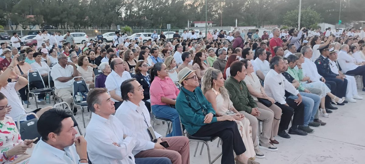 MilenioTam's tweet photo. La música de Roberto Cantoral iluminó #PlayaMiramar
La Plaza Gobernadores fue escenario de un emotivo homenaje al cantautor maderense, encabezado por el alcalde Erasmo González Robledo, junto a Roberto Cantoral Zucchi y representantes de la Sociedad de Autores y Compositores de México.
La velada comenzó con “Al Final” y continuó con un popurrí de sus grandes composiciones, interpretado por la orquesta de música municipal y los cuartetos Temus y Júpiter.
Una noche para recordar el legado de un artista que llevó el nombre de Tamaulipas y su música a todo el mundo.
Así se vivió el homenaje a Roberto Cantoral: https://t.co/zKmY5RjPN2
📷Sergio Sánchez