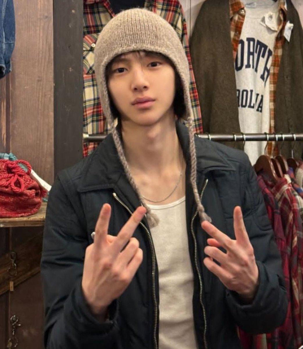 Eternaljuhoon's tweet photo. Juhoon semalem bilang dia ga cocok pake beanie katanya padahal seimut ini loh kakak kamu kalo pake beanie😭🤏

#JUHOON #주훈 https://t.co/xKPqD2fY3a