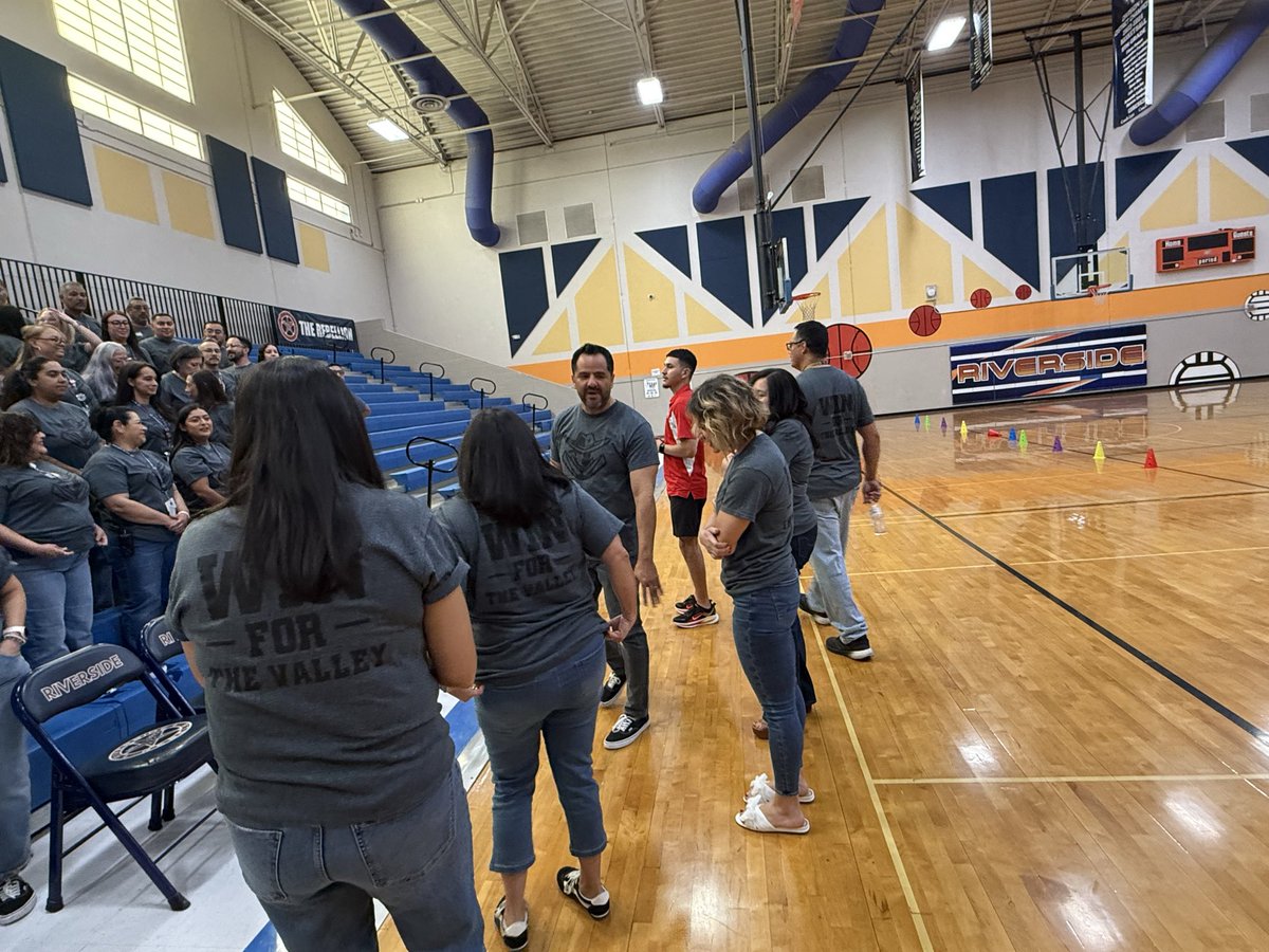 Prater222's tweet photo. At Riverside MS we had engagement in our contents @MonikaMHayes, SPED/504 paper work, and faculty pictures today! 🧡💙 #WINfortheValley @FORtheValley_DM @AndreaMorse26 @MTovias_RMS https://t.co/YGu9YUX5Fa