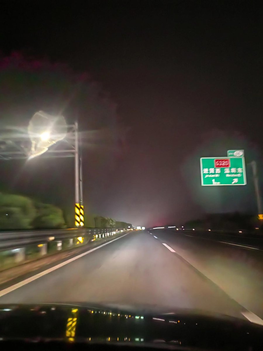 1800CLONES's tweet photo. Lost in the rhythm as the bass drops—this is why late-night drives hit different with a curated playlist. https://t.co/mz9Xlr3LoK