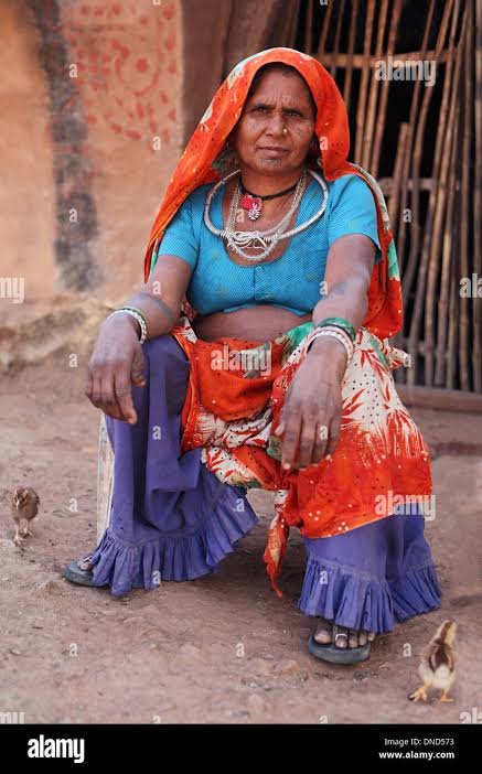 SwayamTewari's tweet photo. 🚨Bro, Creamy layer in a nutshell. 
The girl on the left is a Meena and comes in ST category. She has farms, a very good job and political influence. But bcs she is an ST, she will get reservations. 

The second woman is a poor Bhil lady condemned to staying poor and doing basic jobs like Hammersmith etc. This woman is also ST. 

Why must both women get same opportunities? 

This is the basic principle of creamy layer.