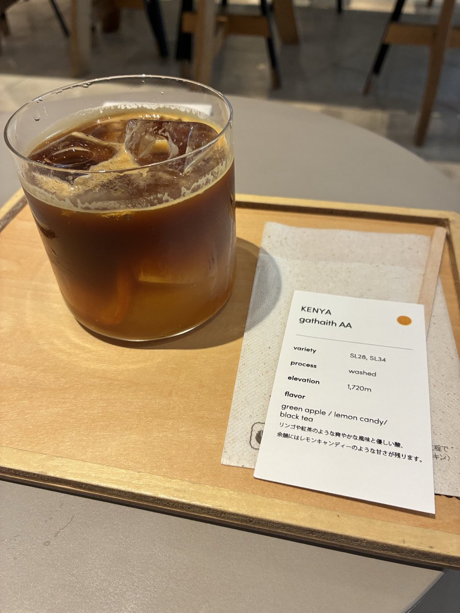 Kisho_ai's tweet photo. カワラボストアの待ち時間は
下のカフェで休憩。

愛ちゃんカラーのドリンクはなかったから、
笑瑠カラーのドリンクにした🍊 https://t.co/a4djISda0a