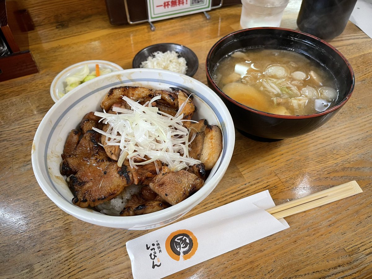 nabe0923WAT's tweet photo. 法事で田舎に戻っているのですが、ずっと行ってみたかった「十勝豚丼いっぴん」様へ
カウンター席に座らせてもらったのですが、オープンキッチンで肉を焼く様を見せていただき、２倍美味しくいただく事が出来ました
山わさびのトッピングは最高でした
#十勝豚丼いっぴん
#ソラチ
#北海道のたれ屋ソラチ https://t.co/VkK06dlaAo