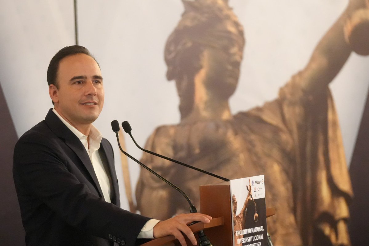 gelizondop's tweet photo. En #Torreón acompañe al gobernador @manolojim al Encuentro Nacional Interinstitucional y estuve en la Toma de Protesta de la ministra @YasminEsquivel_ como Socia Honoraria de la Asociación de Licenciadas en Derecho del Estado de Coahuila. #CoahuilaPaDelante #APasosDeGigante #PuroJale