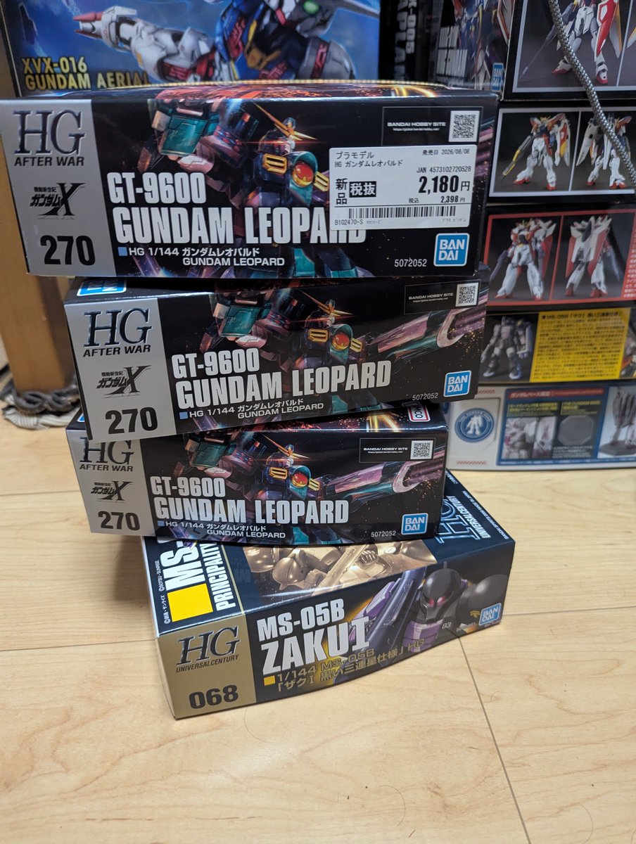 spica8210's tweet photo. レオパルドがカッコよすぎておもちゃ屋ハシゴして３体ゲット！
同じの３体も要らんやろって！？？
めちゃくちゃカッコいいんだって！！
とりあえず１体素組みします。 https://t.co/I2RQYYgSvD