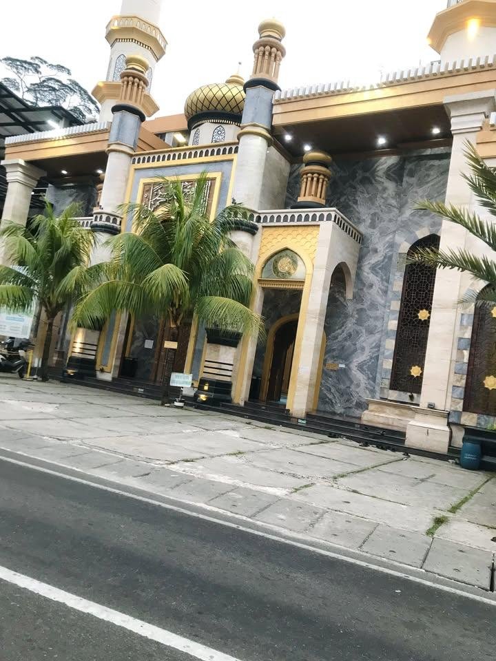 LiaAfri03881071's tweet photo. Temen-temen, kalau ada yg lewat sini & kalau ada rezeki lebih. barang kali boleh bgt bantu larisin dagangan si kakek. Kakeknya jualan kerupuk bangka 22rb/bks. Jualannya diseberang/depan Masjid Nurul Huda Jln Kebagusan Jaksel, sebelahya d’besto. Kakeknya ga ada qris hanya cash. Beliau penglihatannya udh ga begitu normal, sempet kepikiran takut ada yg beli tp bayarnya ga sesuai, tp kakeknya blg “in syaa Allah yakin aja sama Allah” 🥲 semoga Allah bantu kakek buat larisin dagangan kakek ya 🤗
cc: amelmaya