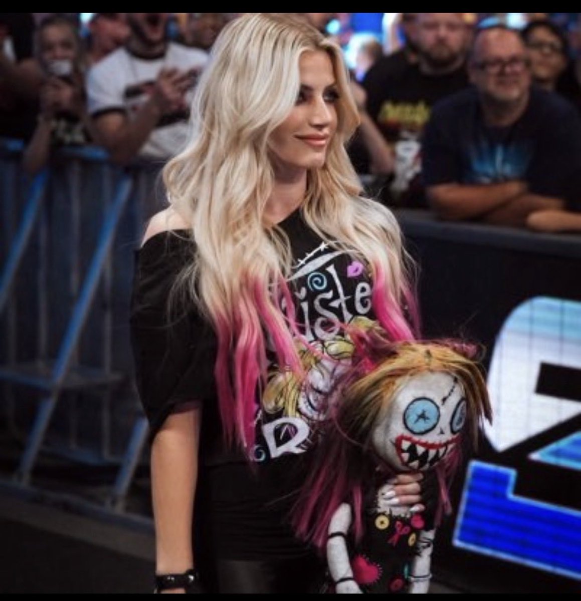 3ZZ1m_'s tweet photo. Dark Alexa 🔥🔥😈😈
She’s back!!
#SmackDown https://t.co/17LqNPI5QS
