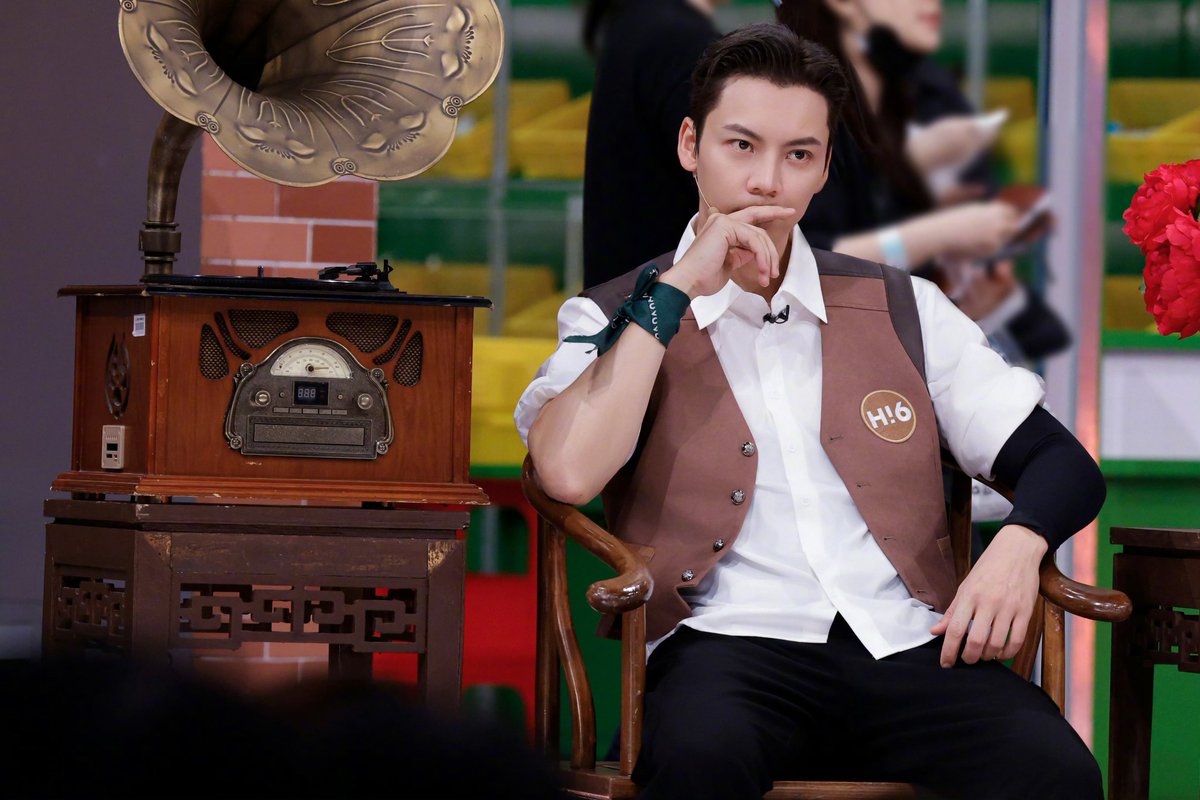 ChenWetingThFp's tweet photo. พี่ถิงอัพเดทเว่ยป๋อ: ฝอเหย่กลับมายืนใน #HelloSaturday แล้ว ตำแหน่งหัวหน้าต้องเป็นของผม 
#เก้าสกุล #九门 #TheMysticNine 
#เฉินเหว่ยถิง #วิลเลียมชาน 
#ChenWeiting #williamchan #陈伟霆
#ChenWeitingThailandFanPage
#จวนที่พักคนรักเฉินเหว่ยถิง https://t.co/PgN69zET7P