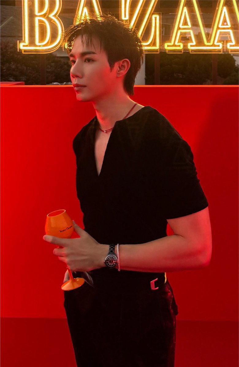 Rainbow3031's tweet photo. Zee Pruk klw yg style-in dan make up team Korea kenapa vibe nya beda bgttt jadi keliatan gantengggg n beautiful bgttt kenapa klw MUA n stylist Thai ngga bisa bgt bikin dia kyk gini? 🥺🥺🥺 https://t.co/TiM8pW5nZu