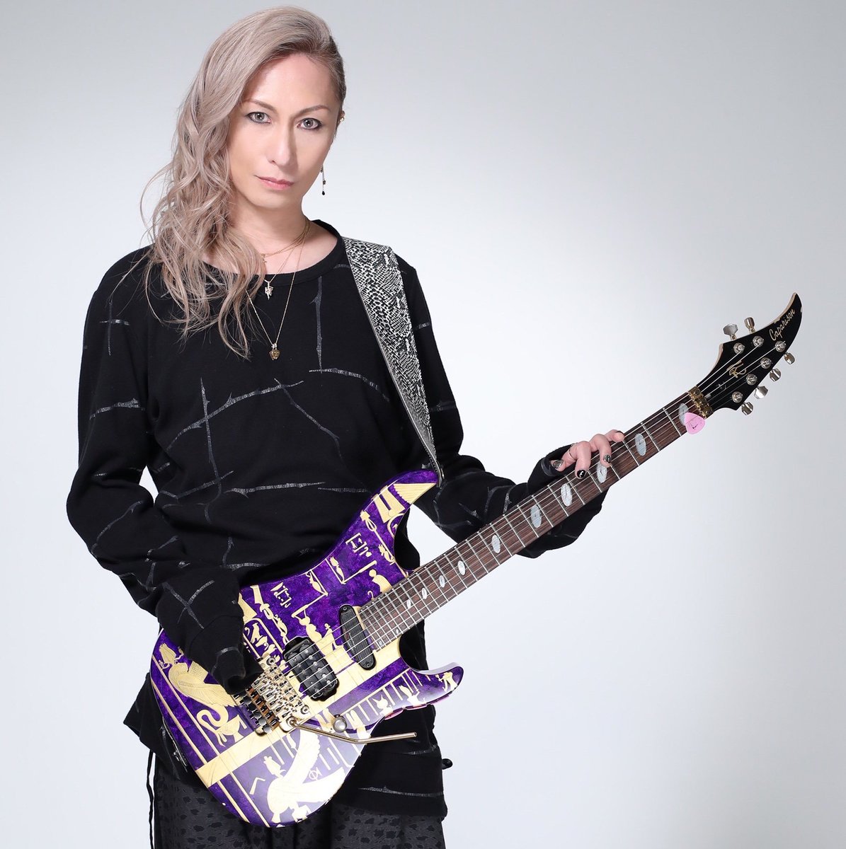 js5dm9b9jwhy1tq's tweet photo. このギタリストわかる人いる？
ヒント:1999年に日比谷野外音楽堂で開催されたV系ロックフェス SHOCK WAVE ILLUSION '99 のヘッドライナーであるGACKT のオープニング「Mizerable」で出だしのコードを間違えて観客が震えあがった事がある。 https://t.co/yxPBqUb9dq