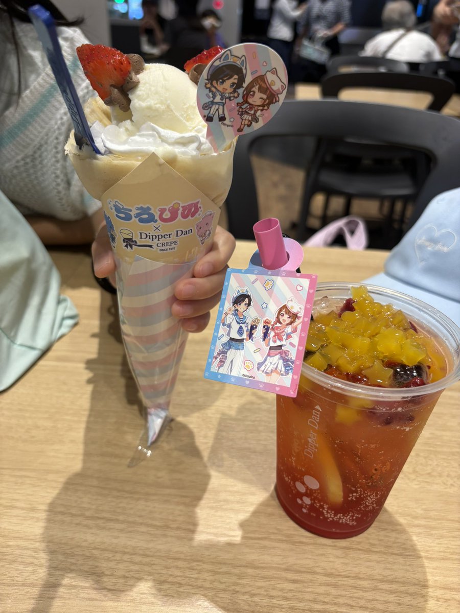 yu_ri_sb's tweet photo. ちろぴのコラボクレープ、娘が食べたい!との事で行ってきたよ♡
美味しかったからまた食べたいらしい🤣
購入特典のカードまさかの被りで笑ってたww
グッズ売ってなくて2店舗目も見に行ったけど無かった…公式HPには何も書いてなかったよ…🥲
#ちろぴの #DipperDan https://t.co/xOuyFIhcYr