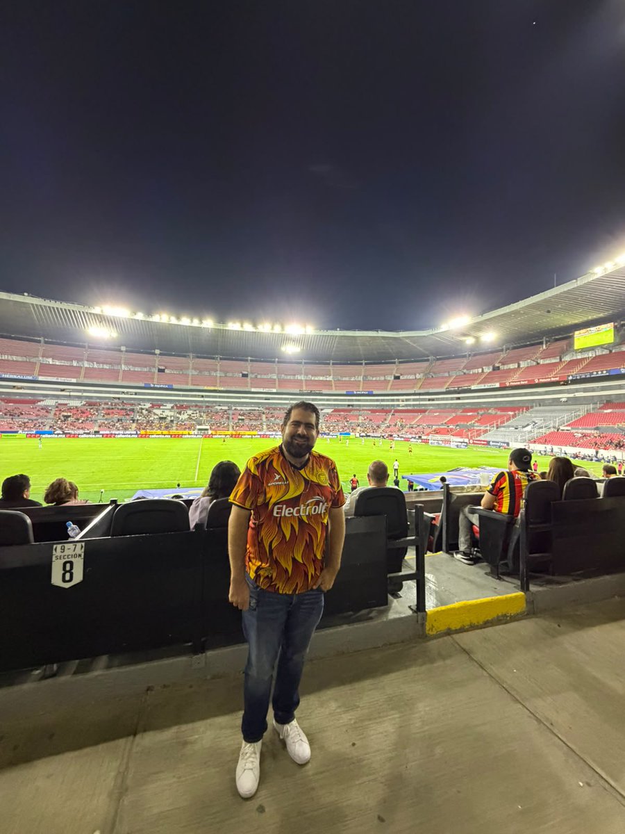 arturobenavidez's tweet photo. Qué bonito es volver. Qué extraño es descubrir que aquello que te ilusionó durante tantos años ya no puedes alcanzarlo.

Ayer volví al Jalisco. Y pensé en los diez años persiguiendo un ascenso que quizá nunca llegaría, pero que al menos podíamos intentar.

Hoy, ni eso. https://t.co/2SMCbdDQSC