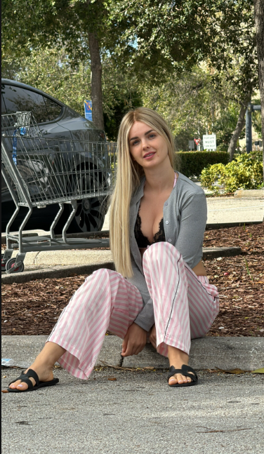 Ariaa_Viv's tweet photo. Just a quick shopping trip... in my pajamas😜 https://t.co/qvfK02pXPc