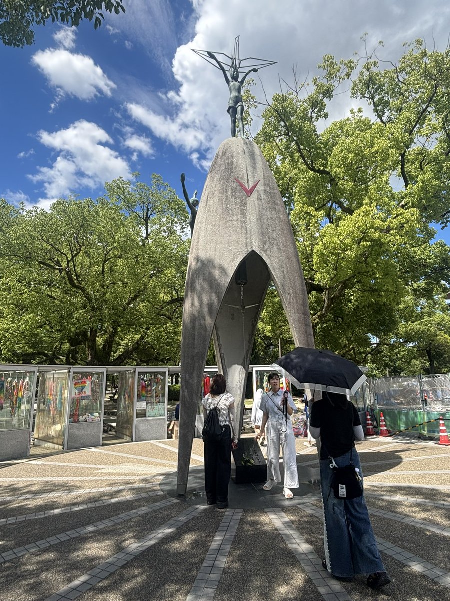 KOWATAGRAPHIX's tweet photo. 8月7日、平和祈念公園で祈りを捧げました。今日も暑かった。81年前の8月6日も、同じように暑かったのだろうかと想いを巡らせました。不思議なことに、HP時代から毎年この時期は広島を訪れています。ご同行いただいた当社のITブレーン・島原さん、暑い中ありがとうございました。 https://t.co/DNUOC8zHoS