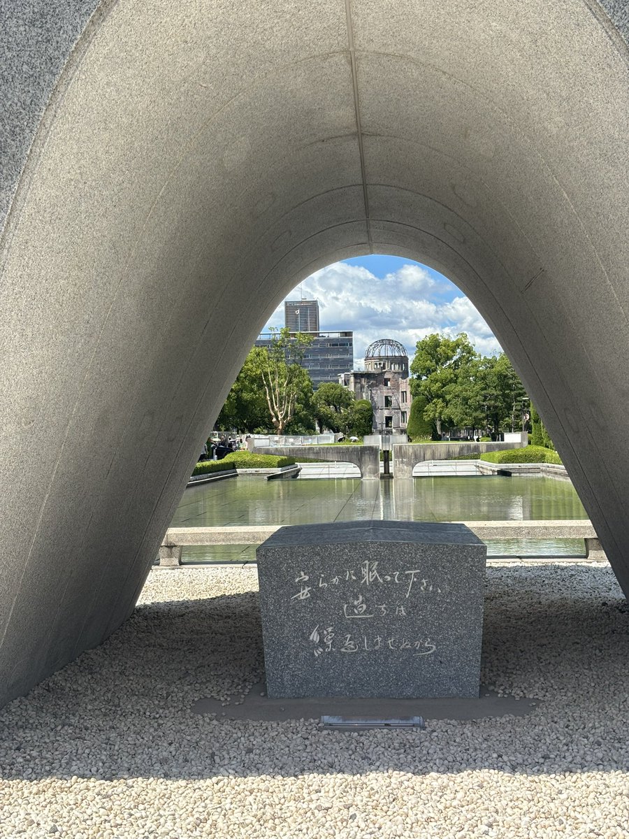 KOWATAGRAPHIX's tweet photo. 8月7日、平和祈念公園で祈りを捧げました。今日も暑かった。81年前の8月6日も、同じように暑かったのだろうかと想いを巡らせました。不思議なことに、HP時代から毎年この時期は広島を訪れています。ご同行いただいた当社のITブレーン・島原さん、暑い中ありがとうございました。 https://t.co/DNUOC8zHoS