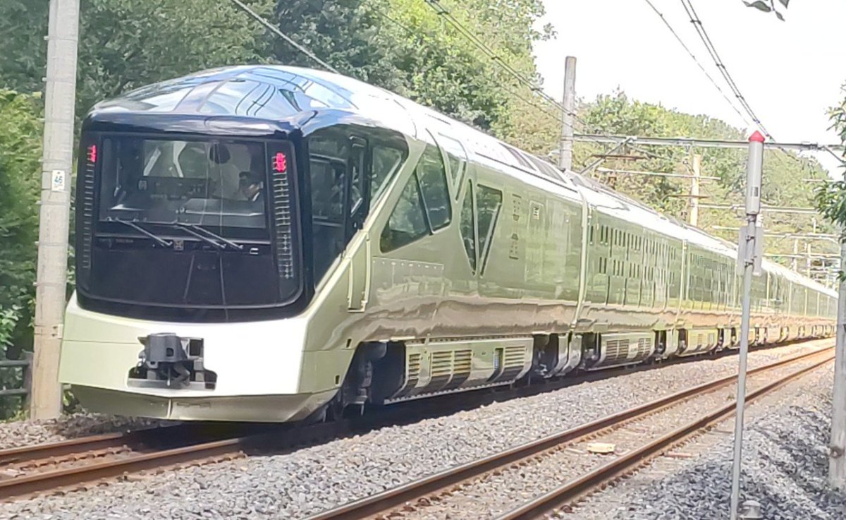 LP700_lambosan's tweet photo. TRAIN SUITE 四季島
長野1泊2日コース。
ご乗車の皆様、良い旅を。
運転士さん、車掌さん、ミュージックホーン有り難うございます🎶 https://t.co/vkxvzecvSw