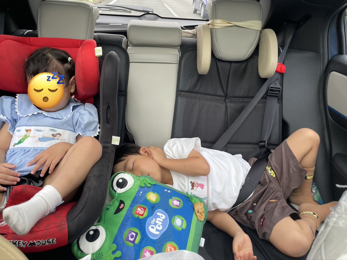 haruk19's tweet photo. 車は、ジュニアシート卒業した息子用にヘッドレストみたいな物も買ったけど、やっぱりコテンと倒れちゃう💦
車で旅行するのに、子供が快適に寝れるグッズを探します✊🚙💨 https://t.co/gO6Tfv264e