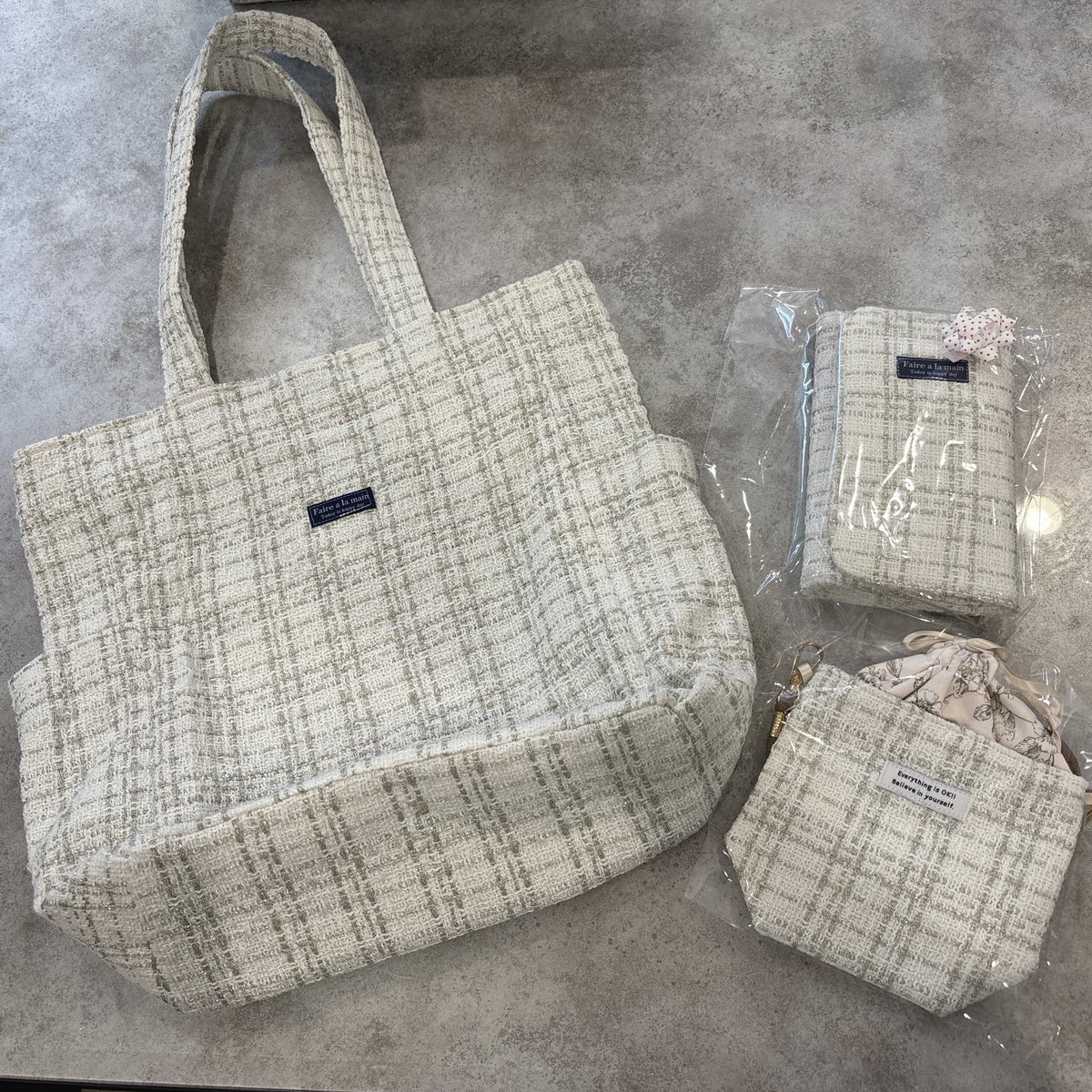 Ruri02411's tweet photo. 新しいかぎ針ケース🪄

友達のママに作ってもらった！🥰
生地自分で選んだからめちゃくちゃ好みに仕上がって🥺♡♡
大切に使う！！生地余ったみたいで色々作ってくれてた😭😭✨✨感謝🥺
ミシンできる方すごすぎる！
編み物始めたての時に編んだケース今までありがとう🥺 https://t.co/bCEAcHovLE