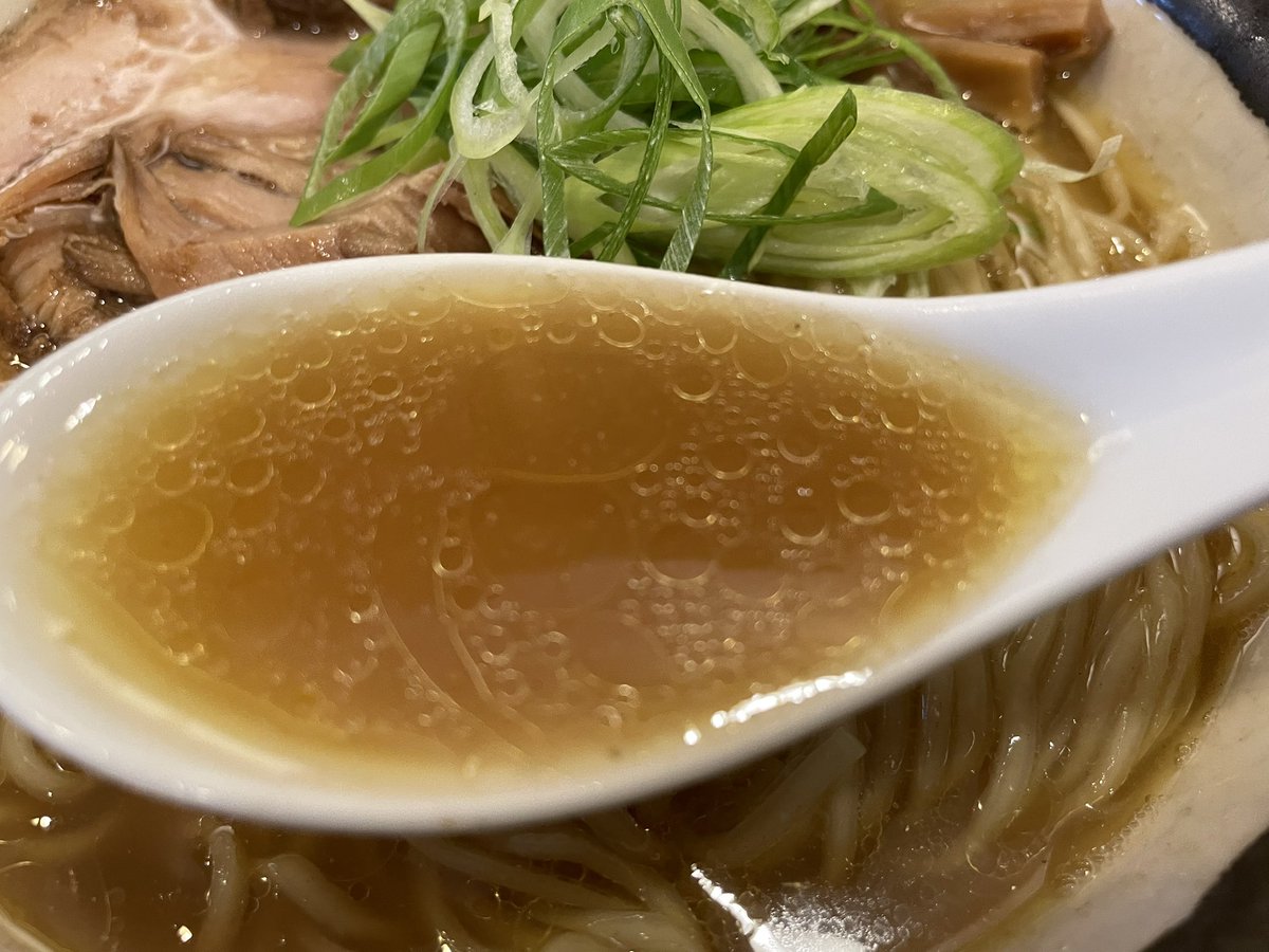 kunzite_yuki's tweet photo. 【ガチブタ】煮干し中華そば

煮干しと醤油のダブルアタック👍
スープの香りが本当とんでもなく食欲増します🐟
ガンギマリな煮干しと、それに負けない醤油の旨味。ホロホロなチャーシューも素敵🍖

チュルッと舌触り良い麺がしっかりスープを吸い上げてくれる。

和風な一杯も流石のガチブタさん！ https://t.co/AufHjZGmjE