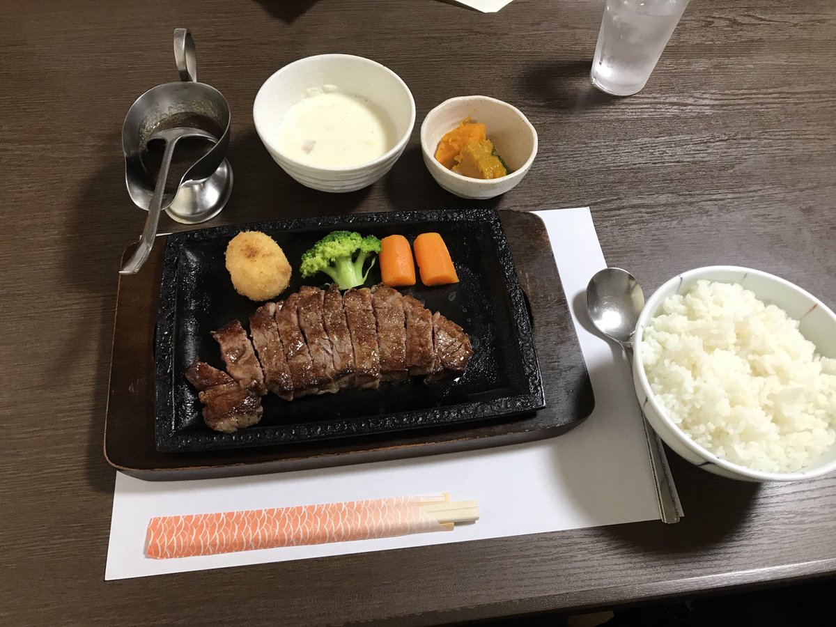 Kid_8316's tweet photo. キッド・ランチ

ステーキランチ（🍚大盛）

店内でステーキ食ったの何年ぶりだろう。
外カリカリ・中はジューシーなミディアム具合が堪んねー。👍 https://t.co/srB2Qfl2aw