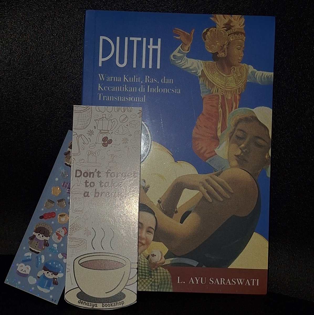 vineyardslv's tweet photo. 💌 August Bookmail
📖 Putih: Warna Kulit, Ras, dan Kecantikan di Indonesia Transnasional.

*Klo dipikir-pikir buku ini muter-muter y? 😭. Marjin Kiri (Jakarta) --> @DenasyaBookshop (Surabaya) --> rumah gue (Jabodetabek). Yaa nasib mengejar harga murah 😃☝️. https://t.co/VPMHVUZ70N