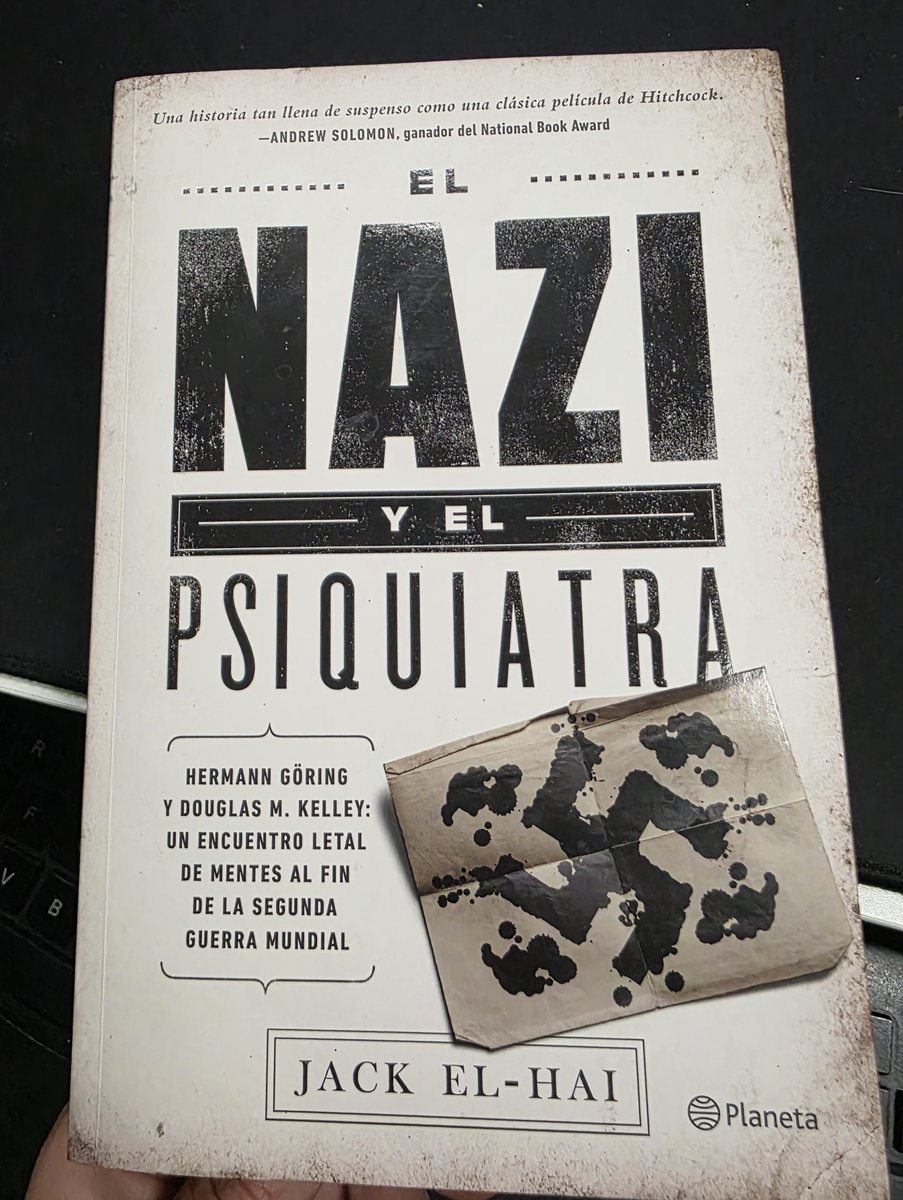 darioangeles's tweet photo. He estado leyendo "El Nazi y el psiquiatra", que es el libro en el cual se basa la película de Nuremberg 
Creo que la película lo refleja bien, pero en texto es duro leer la conclusión del psiquiatra que tuvo oportunidad de tratar a altos jerarcas Nazis, y que consiste en que, básicamente, no hay nada en particular que explique por qué existió un régimen así. No hay una enfermedad pura que justifique la crueldad del régimen Nazi. Cualquier persona podría llegar a tomar el mismo tipo de decisiones.