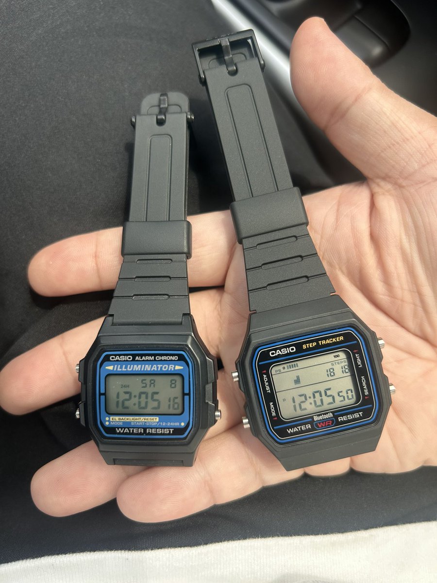 Sryar's tweet photo. チプカシのBluetooth買えた！！！左がいつも使ってるやつ
これもバックライトで見やすくて好きなんだけど、バンドが太くて、良い！
オレンジのフロントライトが見やすい
何より、歩数計が入ったことで仕事中も歩数のカウントできる！ https://t.co/n96lTjCEdB