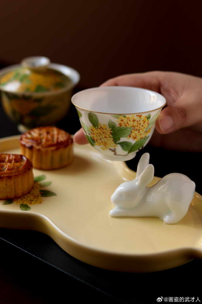 RedDevi80222620's tweet photo. Mooncake bites + warm tea = perfect Mid-Autumn Eve vibes ， https://t.co/mzQF71bnbA
