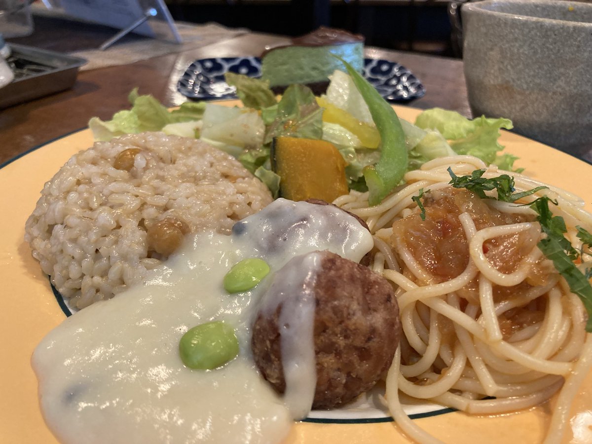 ritzn's tweet photo. 冷製パスタ、高きびボール、雑穀ドレッシングサラダ、ひよこ豆ごはん、クリアスープ、選べるデザートとドリンク／ホリデーメニューです。11日山の日もこちらのメニューです https://t.co/KiAhnHc4Zo