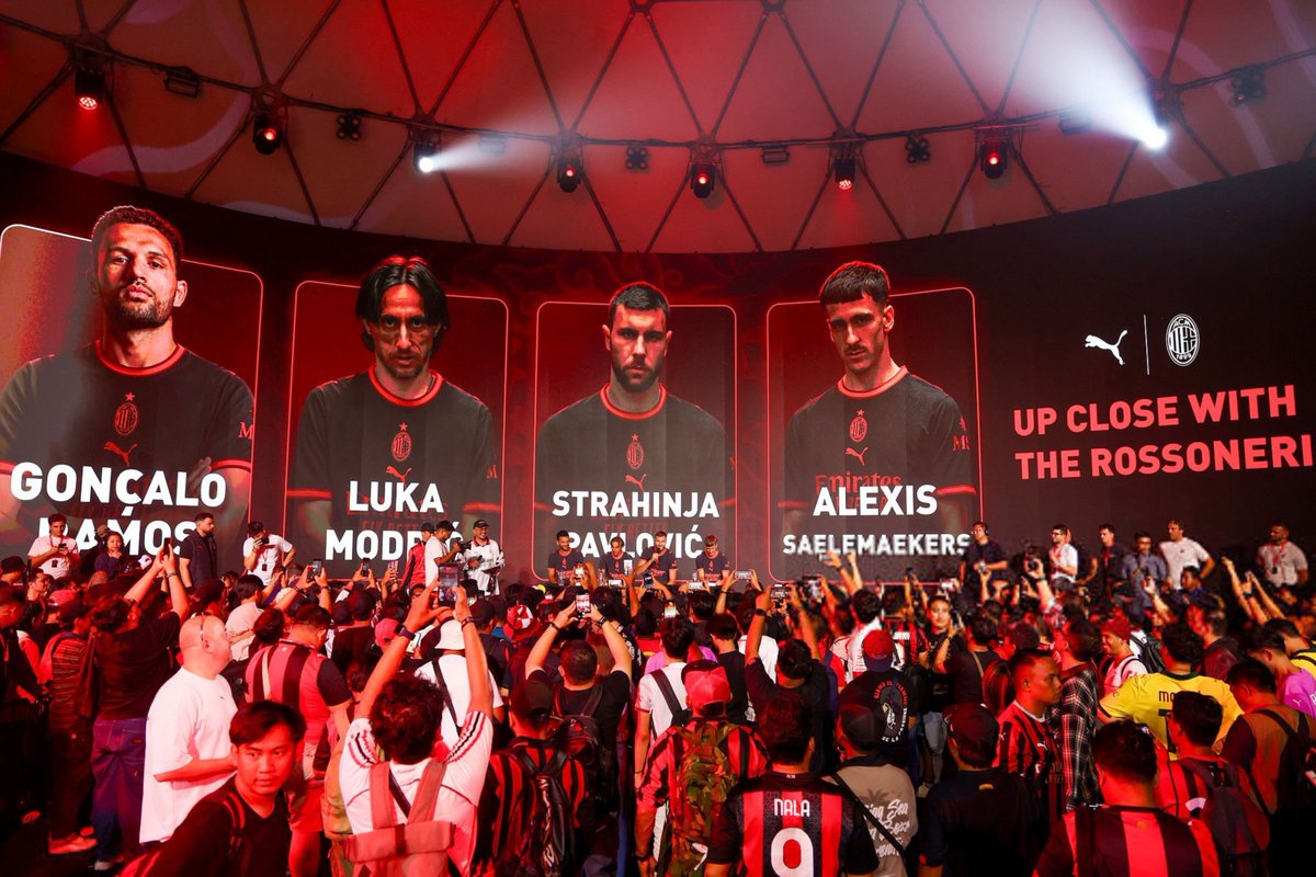 idextratime's tweet photo. ✅ RESMI: AC Milan merilis jersey ketiga mereka untuk musim 2026/27! ⚫️🔴

Peluncuran ini dilakukan di Senayan Park, Jakarta. 😍 https://t.co/NcZOuNQzfn