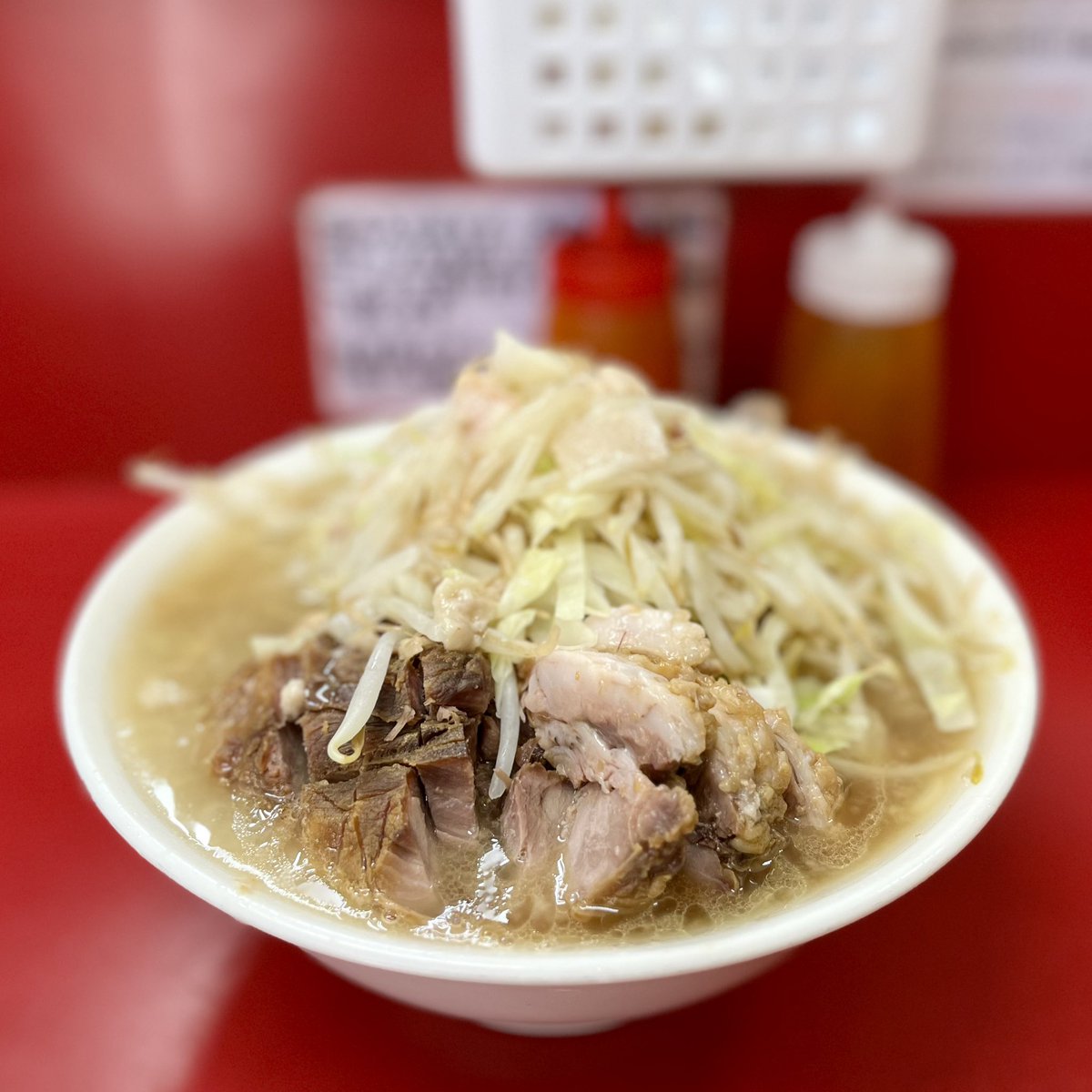 Ikero_Blog's tweet photo. ラーメン二郎京急川崎店。大ブタダブル。ヤサイ、アブラ。うますぎ。 https://t.co/xGL39Q7uPN