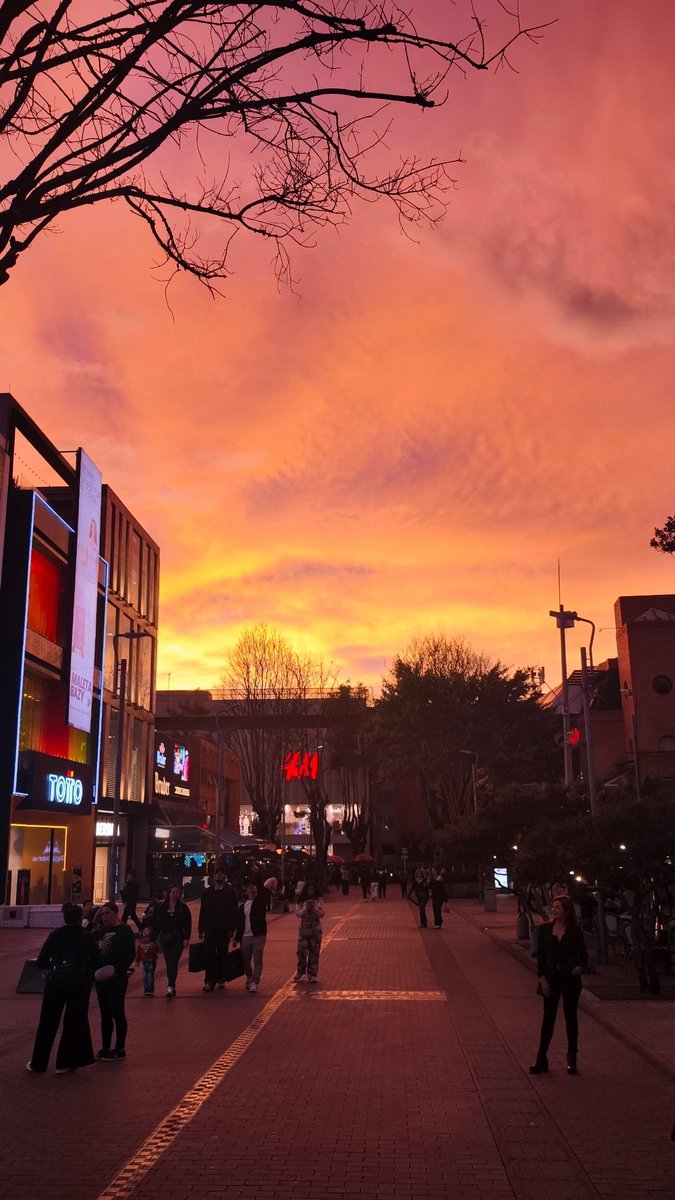 drawde_ecnop's tweet photo. Bogotá regalando postales 
#sunset #atardecer https://t.co/vRvV3chimd