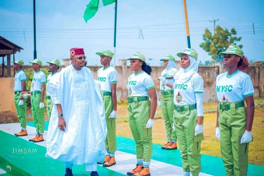 HonMainasibi's tweet photo. @nuramaaji represent the Executive Governor of Kano State, His Excellency Abba Kabir Yusuf, at the swearing-in ceremony for Batch 'B' Stream II NYSC Corps Members, held at the Kano State Orientation Camp in Kusalla, Karaye Local Government Area.

#AbbaIsWorking 
#KanoIsWorking https://t.co/lyAJtSDJCU