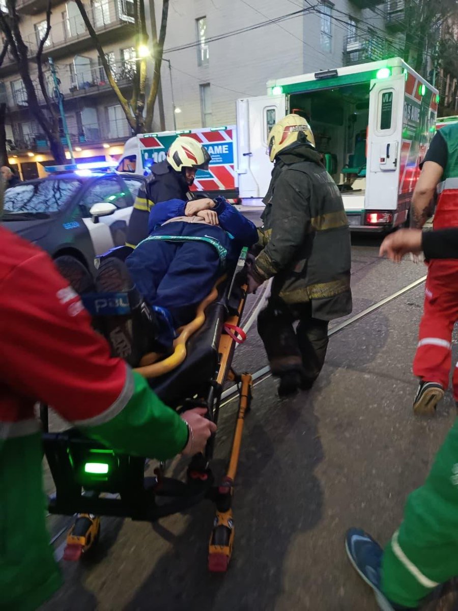 MascariniMarce's tweet photo. 🚍🚆⚠️ OLAVARRIA 813 E/ JUAN DE DIOS FILIBERTO Y GARIBALDI
Hora: 18:04Hs.

👉 Accidente entre tren y colectivo 

Al momento se asisten 6 pacientes. 

- 2 pacientes con traslado a Hospital Rivadavia con diagnóstico de politraumatismos. 
- 1 paciente con traslado al Argerich.
👇 https://t.co/hO6vjuQGoi