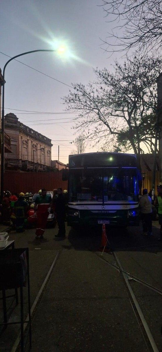 MascariniMarce's tweet photo. 🚍🚆⚠️ OLAVARRIA 813 E/ JUAN DE DIOS FILIBERTO Y GARIBALDI
Hora: 18:04Hs.

👉 Accidente entre tren y colectivo 

Al momento se asisten 6 pacientes. 

- 2 pacientes con traslado a Hospital Rivadavia con diagnóstico de politraumatismos. 
- 1 paciente con traslado al Argerich.
👇 https://t.co/hO6vjuQGoi