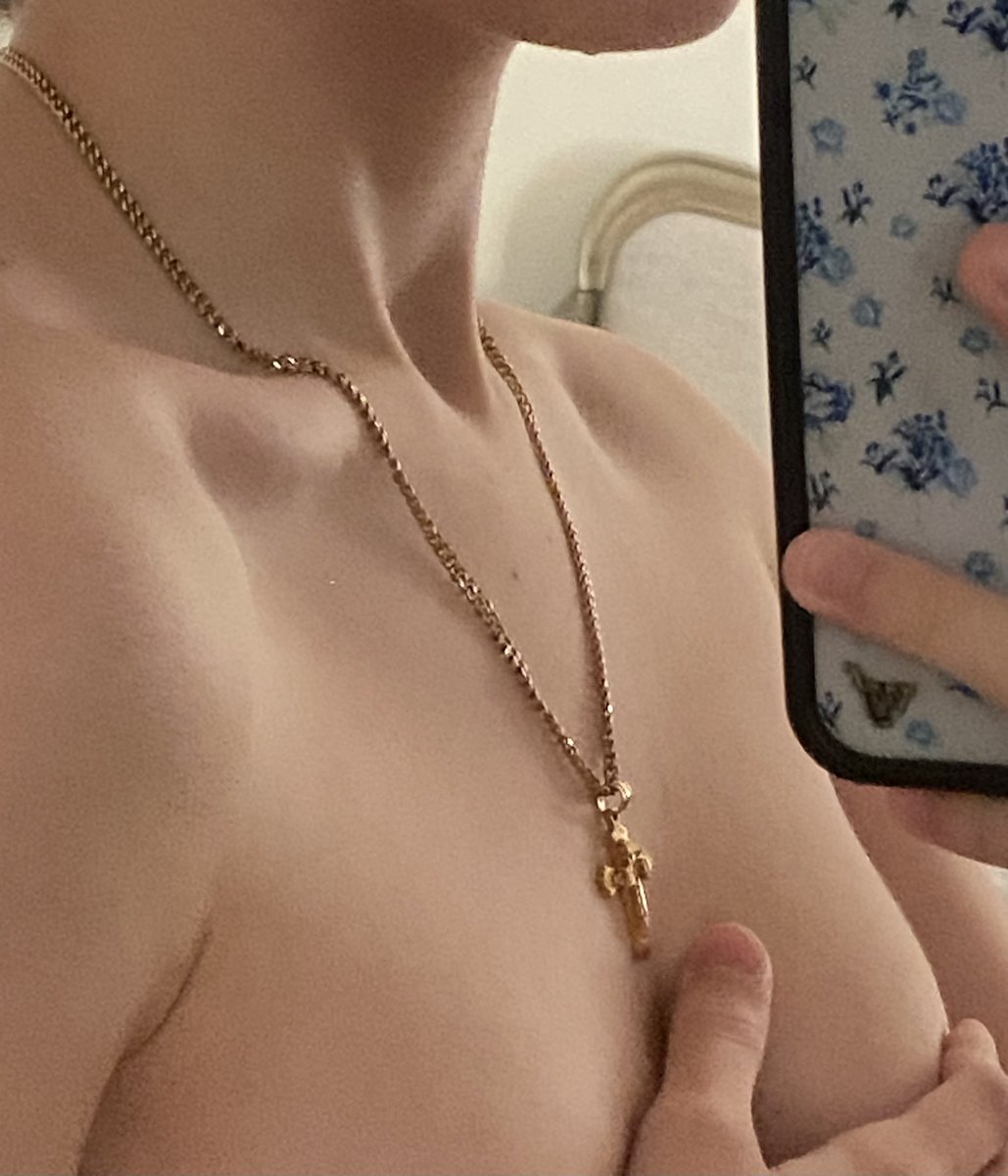 flamingooloverr's tweet photo. collarbones am i right #bodycheck #edtwt #shedtwt https://t.co/QfSBYJqraA
