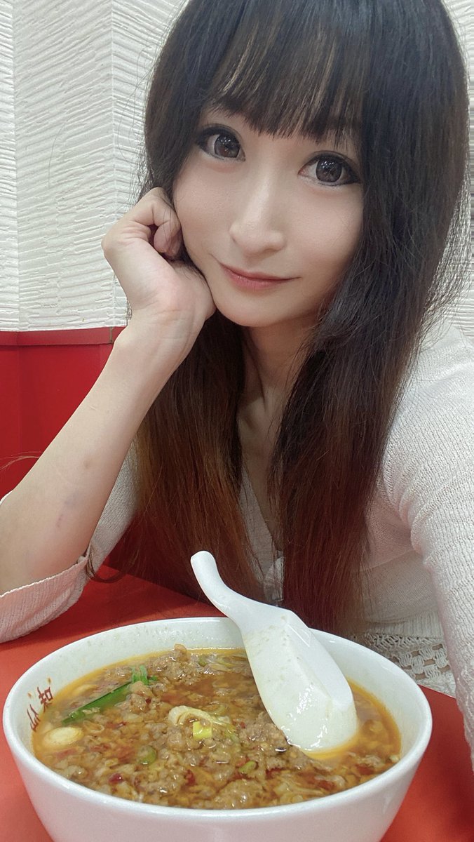 manatan0430's tweet photo. 5年前の今頃は名古屋にいたんだよね。懐かしい…また味仙も行きたいな。実はこの時めっちゃ二日酔いで味とか覚えてないの。加工の写真だから伝わらないけどね。この時も結構飲んだし、私のヤケ酒の飲み方は本当よろしくない…最近もヤケ酒したくなったけどしてない。飲む相手も選ばないと危険だしね。 https://t.co/1GbJNFYSXT