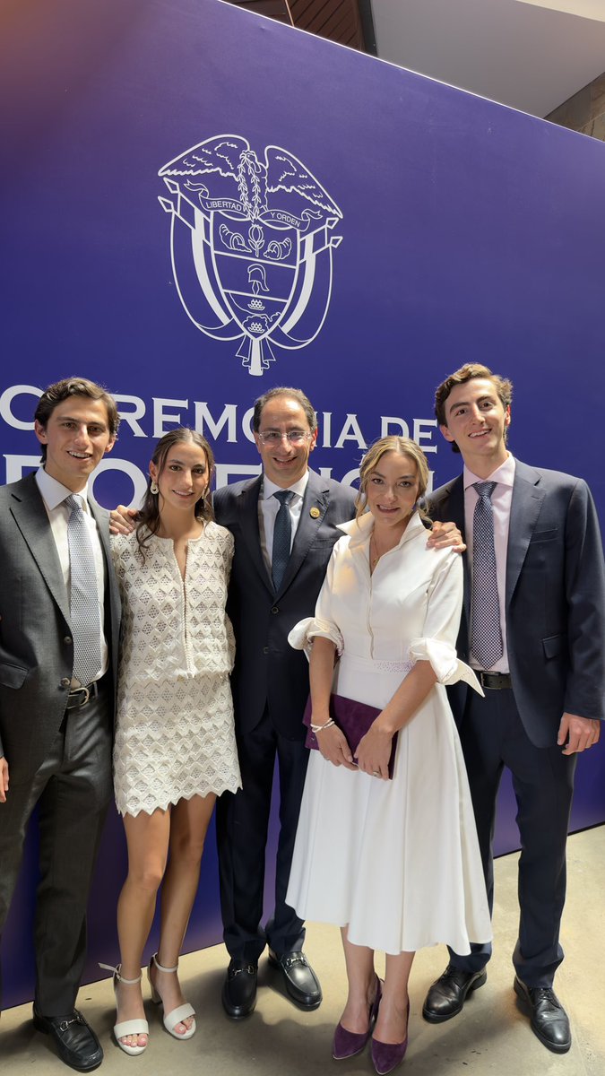 cmbustamante's tweet photo. Nos estaban tratando de hacer creer que esto, es la excepción. 
NO señores, esta es la regla. 

La familia según el plan divino. 
Solo así, subsiste una sociedad con valores. https://t.co/YmCwGAC9Tr