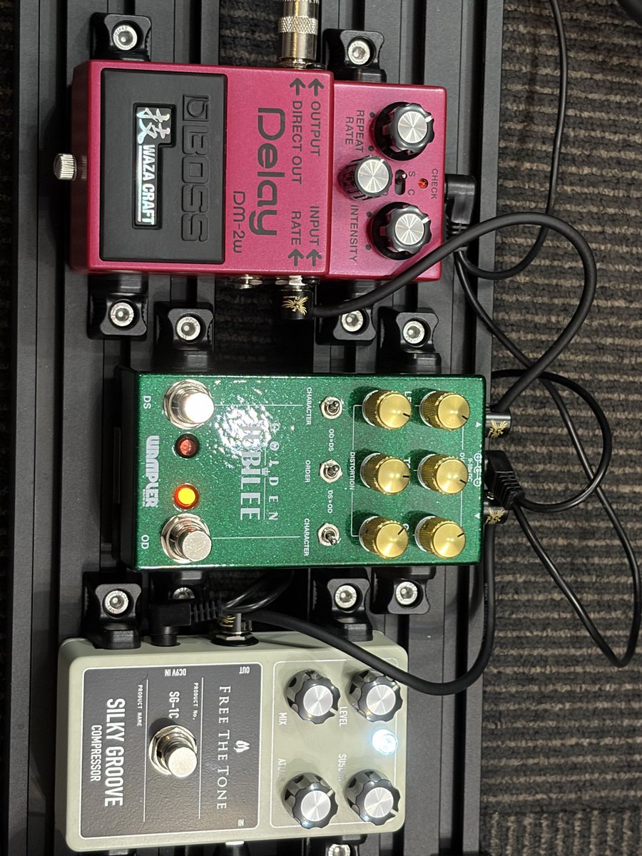 nuutarow's tweet photo. ようやく週末。
今日は久しぶりにスタジオへ。
先日購入した WAMPLER GOLDEN JUBILEE を試してきます。
ディストーションとオーバードライブの2ch仕様は、かなり使い勝手が良さそう。
午後からはソロライブ。
新しい音で思い切り楽しんできます!
#ギター #Wampler #GoldenJubilee #ライブ https://t.co/nSWQUlauB7