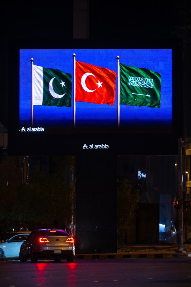 Adhwan's tweet photo. أبراج ومعالم مدن #السعودية تتوشح أعلام أعضاء "اتفاق مكة" السعودية وباكستان وتركيا. تحالف دفاعي استراتيجي هدفه الدفاع والردع لا الهجوم والدمار للآخرين، تبادل الخبرات العسكرية والتقنية… ومن يعتدي على دولة من دول الاتفاق يعتبر اعتداء على البقية. https://t.co/FAAHRp29pE