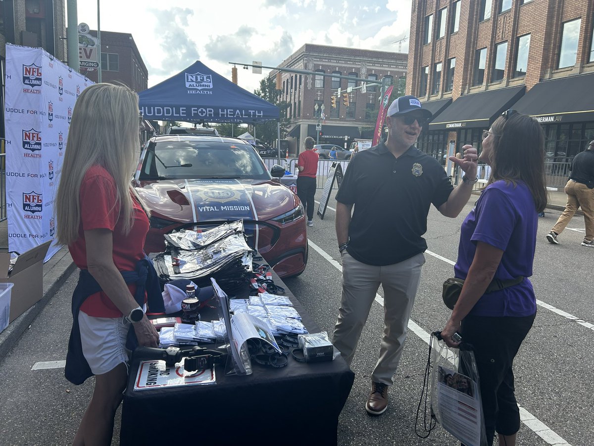 DEADETROITDiv's tweet photo. Teaming with @nflalumnihealth, DEA is sharing information about the dangers of illicit drugs at First Fridays street festival in Canton, Ohio. Learn how to keep your loved ones informed, visit www.just think https://t.co/mAmCPJtE2l. https://t.co/PZ7wfmloGa
