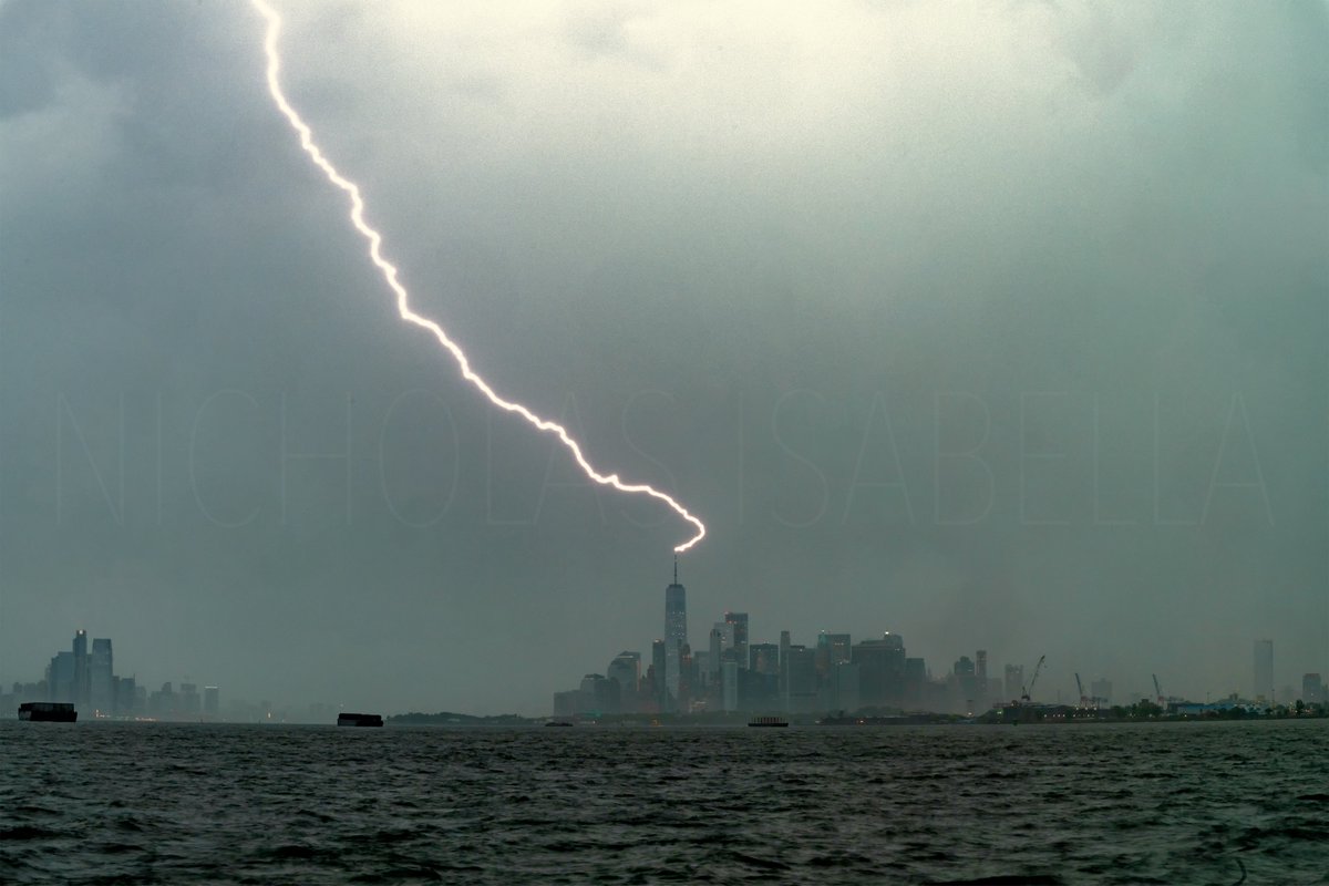 NycStormChaser's tweet photo. Electric skies over New York City⚡️
By far one of the best thunderstorms of the year over New York City today. Gusty winds and an amazing lightning show lit up the sky. https://t.co/ez4wccu11L
