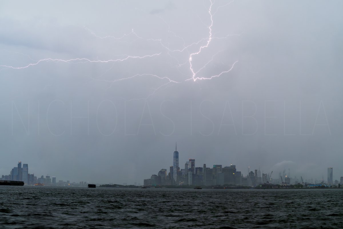 NycStormChaser's tweet photo. Electric skies over New York City⚡️
By far one of the best thunderstorms of the year over New York City today. Gusty winds and an amazing lightning show lit up the sky. https://t.co/ez4wccu11L