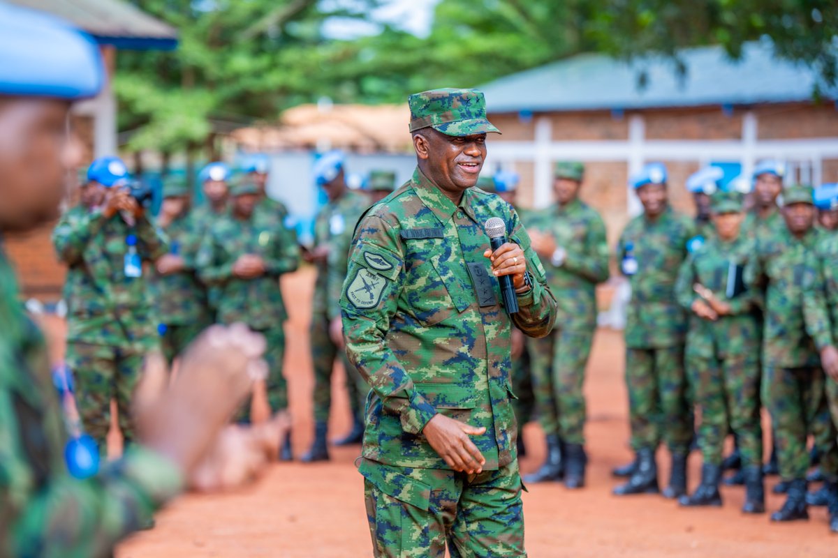 RwandaMoD's tweet photo. The Rwanda Defence Force (RDF) Army Chief of Staff, Maj Gen Vincent Nyakarundi, today visited the Central African Republic (CAR) to meet Rwandan troops deployed under the United Nations Multidimensional Integrated Stabilization Mission in the Central African Republic (MINUSCA) and Bilateral force.

Accompanied by his delegation, Maj Gen Nyakarundi visited the RWABAT-1 Contingent at Socatel M'Poko Camp in Bangui, where he met with contingent commanders. He commended them for their professionalism, dedication, and outstanding service in carrying out their peacekeeping duties. 

He also conveyed a message of appreciation from the Commander-in-Chief and the RDF leadership, thanking all deployed personnel for their commitment to promoting peace and stability.https://t.co/y82kRieJ1t
====================

Umugaba w’Ingabo z'u Rwanda zirwanira ku butaka , Maj Gen Vincent Nyakarundi, kuri uyu munsi yasuye igihugu cya Santarafurika, aho yahuye n’abasirikare b’u Rwanda bari mu butumwa bw’Umuryango w’Abibumbye bwo kugarura amahoro muri icyo gihugu (MINUSCA), ndetse n’abari mu butumwa ku bufatanye bw’ibihugu byombi.

Aherekejwe n’itsinda ayoboye, Maj Gen Nyakarundi yasuye umutwe wa RWABAT-1 ukorera mu kigo cya Socatel M'Poko i Bangui, aho yagiranye ikiganiro n’abayobozi b’uwo mutwe. Yabashimiye ubunyamwuga, ubwitange ndetse n’umurava bagaragaza mu gusohoza neza inshingano zabo zo kubungabunga amahoro.

Yanabagejejeho ubutumwa bw’ishimwe bwaturutse kuri Nyakubahwa Perezida wa Repubulika akaba n'Umugaba w’Ikirenga w’Ingabo z’u Rwanda, abashimira uruhare rwabo mu guharanira amahoro n’umutekano.https://t.co/Z9BhBVpuju