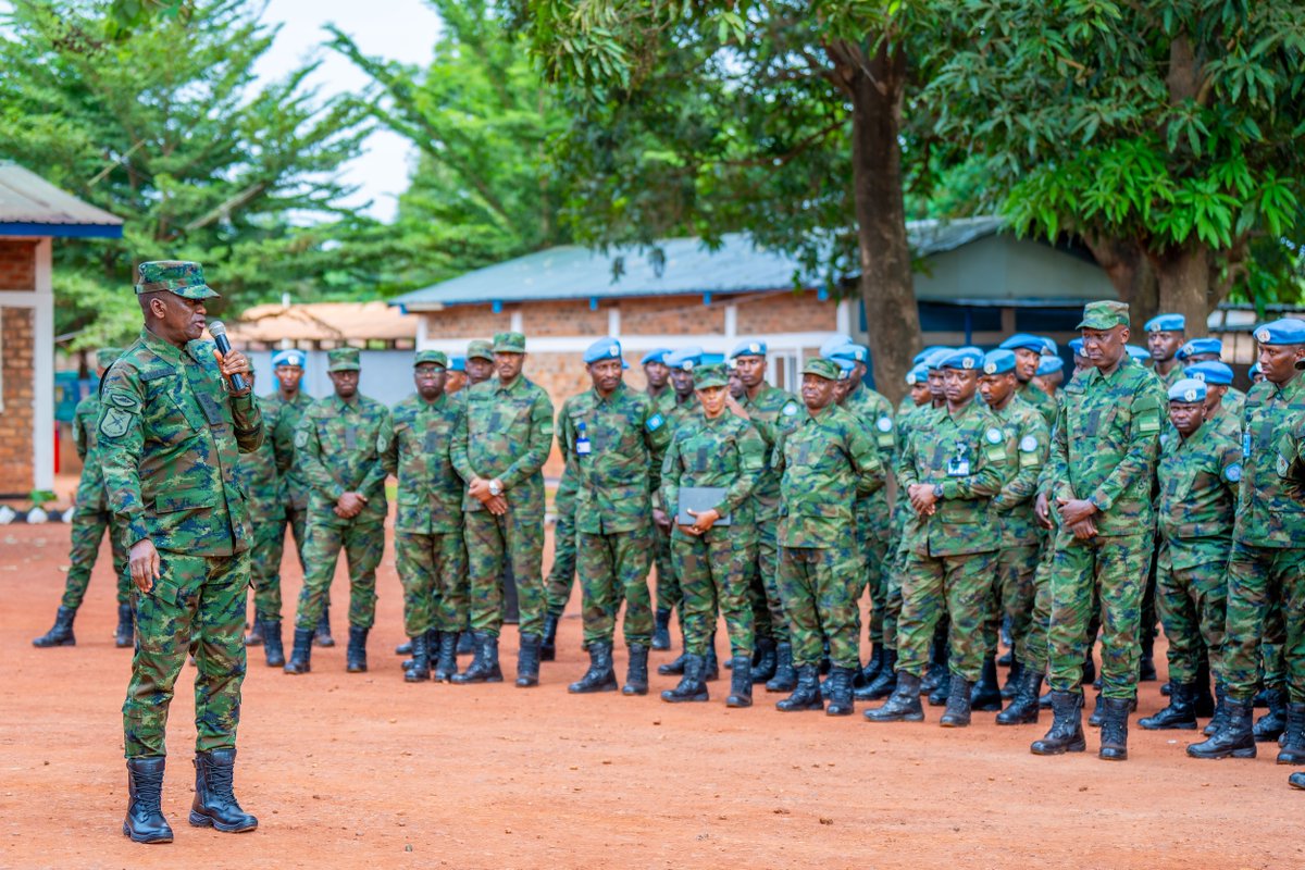 RwandaMoD's tweet photo. The Rwanda Defence Force (RDF) Army Chief of Staff, Maj Gen Vincent Nyakarundi, today visited the Central African Republic (CAR) to meet Rwandan troops deployed under the United Nations Multidimensional Integrated Stabilization Mission in the Central African Republic (MINUSCA) and Bilateral force.

Accompanied by his delegation, Maj Gen Nyakarundi visited the RWABAT-1 Contingent at Socatel M'Poko Camp in Bangui, where he met with contingent commanders. He commended them for their professionalism, dedication, and outstanding service in carrying out their peacekeeping duties. 

He also conveyed a message of appreciation from the Commander-in-Chief and the RDF leadership, thanking all deployed personnel for their commitment to promoting peace and stability.https://t.co/y82kRieJ1t
====================

Umugaba w’Ingabo z'u Rwanda zirwanira ku butaka , Maj Gen Vincent Nyakarundi, kuri uyu munsi yasuye igihugu cya Santarafurika, aho yahuye n’abasirikare b’u Rwanda bari mu butumwa bw’Umuryango w’Abibumbye bwo kugarura amahoro muri icyo gihugu (MINUSCA), ndetse n’abari mu butumwa ku bufatanye bw’ibihugu byombi.

Aherekejwe n’itsinda ayoboye, Maj Gen Nyakarundi yasuye umutwe wa RWABAT-1 ukorera mu kigo cya Socatel M'Poko i Bangui, aho yagiranye ikiganiro n’abayobozi b’uwo mutwe. Yabashimiye ubunyamwuga, ubwitange ndetse n’umurava bagaragaza mu gusohoza neza inshingano zabo zo kubungabunga amahoro.

Yanabagejejeho ubutumwa bw’ishimwe bwaturutse kuri Nyakubahwa Perezida wa Repubulika akaba n'Umugaba w’Ikirenga w’Ingabo z’u Rwanda, abashimira uruhare rwabo mu guharanira amahoro n’umutekano.https://t.co/Z9BhBVpuju