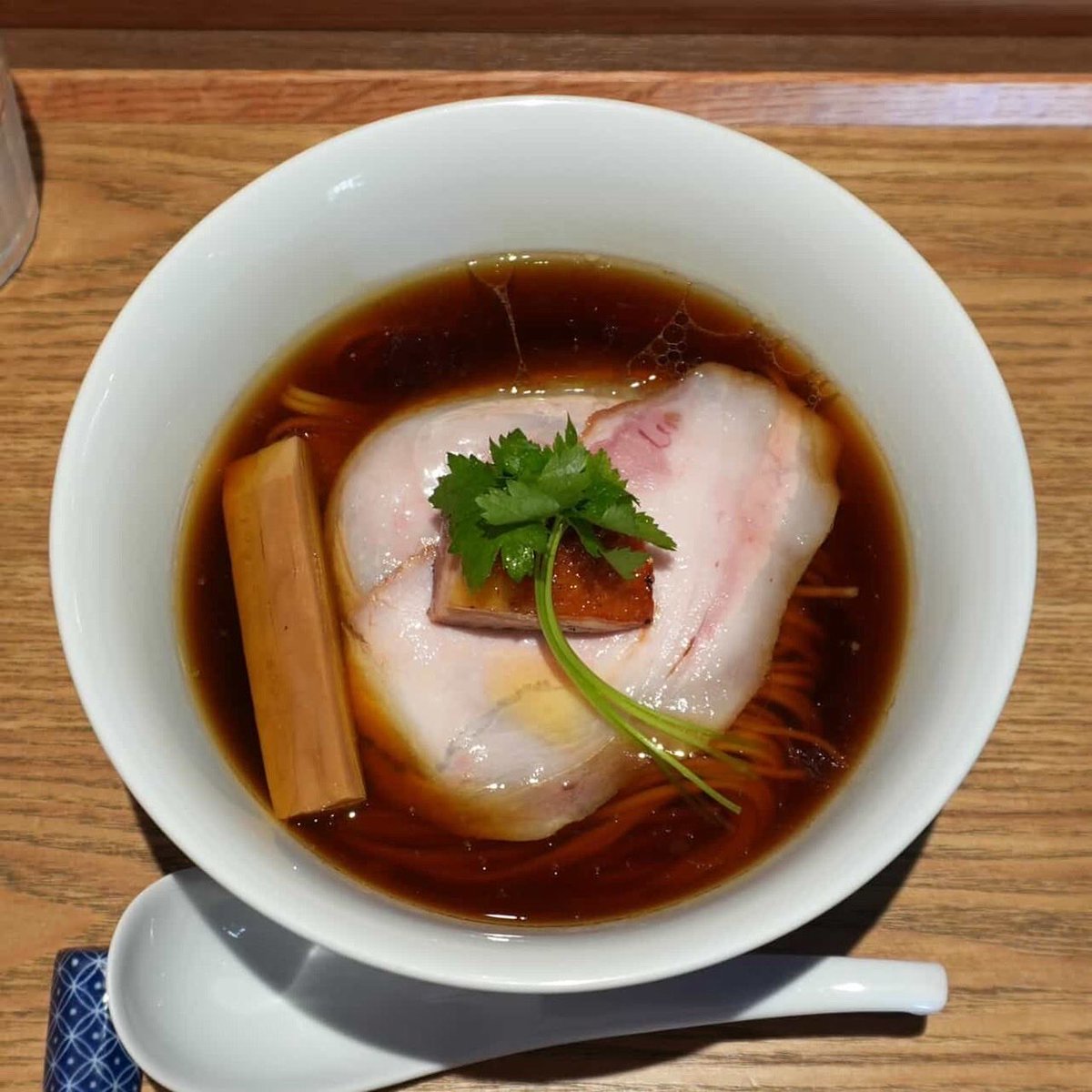 tokyonekyoramen's tweet photo. 【出店店舗紹介 最終店舗発表！！】

らぁ麺 紫陽花
@ramen_ajisai 
愛知・名古屋から。

食べログ ラーメン百名店9年連続選出。

ラーメンWalker東海 新店1位。
ラーメンWalker東海 総合1位を2年連続受賞。
ラーメンWalker殿堂入り。
ミシュランガイド ビブグルマン掲載。

東海ラーメンシーンを代表する、日本屈指の名店です。

地鶏、魚介、醤油を幾重にも重ねた、研ぎ澄まされた一杯。

その圧倒的な完成度は、全国のラーメンファンを魅了し続けています。

いよいよ、最後のラーメン屋が揃いました

らぁ麺 紫陽花。

ぜひ、ご期待ください。🍜🔥

📅2026年9月25日〜27日
熱狂中野ラーメン祭2026 第3クール