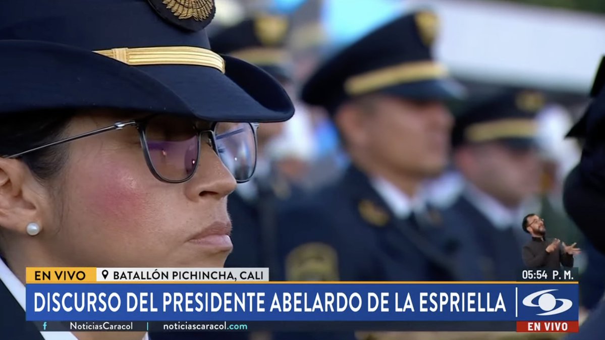 Fortencrantz's tweet photo. En su discurso inaugural, presidente De La Espriella habla de los temas de RRII y de política exterior así:

"Fortaleceré las relaciones con todos los países del mundo, sobre la base del respeto mutuo.

Consolidare las alianzas estratégicas con naciones que compartan los valores de la democracia, la libertad y el respeto por la dignidad humana.

En política exterior, recuperaremos el liderazgo que nos correspondía en Iberoamérica y en el hemisferio, promoviendo la integración y el desarrollo de nuestros pueblos, no la ideologízación de las relaciones internacionales.

Nuestro país será el primero en levantar la voz para condenar toda forma de totalitarismo, dictadura, opresión y persecución política.

Desde ahora, Colombia deja de ser un paria que contemporiza con el delito transnacional. Asumiremos un papel de liderazgo en la lucha contra el crimen global organizado. Promoveré la articulación internacional en inteligencia, seguridad, justicia, y persecución de las finanzas criminales.

Uno de los primeros actos... suscribir el Escudo de las Américas.... Ningún Estado puede derrotar por sí solo estructuras que operan a escala global.

La política exterior es un poderoso instrumento para el crecimiento económico. Fortaleceremos los tratados de libre comercio existentes. Promoveremos nuevos acuerdos que amplíen oportunidades. Defenderemos los intereses de nuestros productores. Ningún exportador volverá a sentirse solo cuando defienda su derecho a competir en condiciones justas. Buscaremos la eliminación de la barreras arancelarias... para beneficio de todos nuestros exportadores.

Designaré embajadores que representen dignamente a Colombia, que abran puertas... atraigan inversión, identifiquen oportunidades y acompañen a los empresarios en el mundo. Cada embajada deberá convertirse en instrumento eficaz a servicio del desarrollo y la protección y proyección de Colombia."