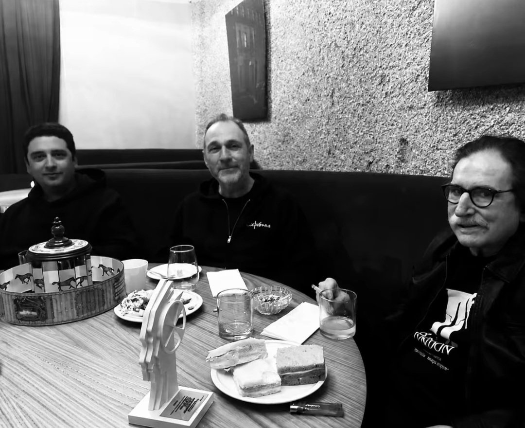 archivocharly's tweet photo. Charly García merendando en La Fábrica, junto a Matias Capeluto y Fernando Kabusacki https://t.co/3f34DGl5cS