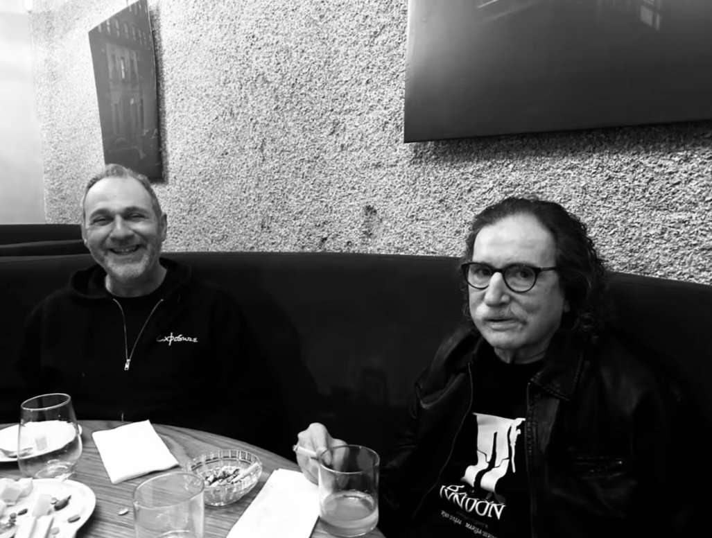 archivocharly's tweet photo. Charly García merendando en La Fábrica, junto a Matias Capeluto y Fernando Kabusacki https://t.co/3f34DGl5cS